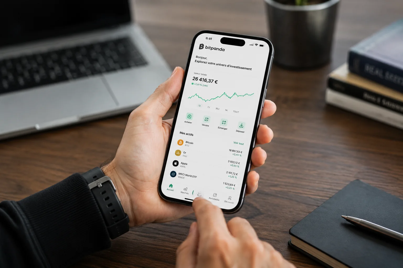 Tablette affichant le tableau de bord Bitpanda et son portefeuille multi-actifs, dans un studio de design financier viennois
