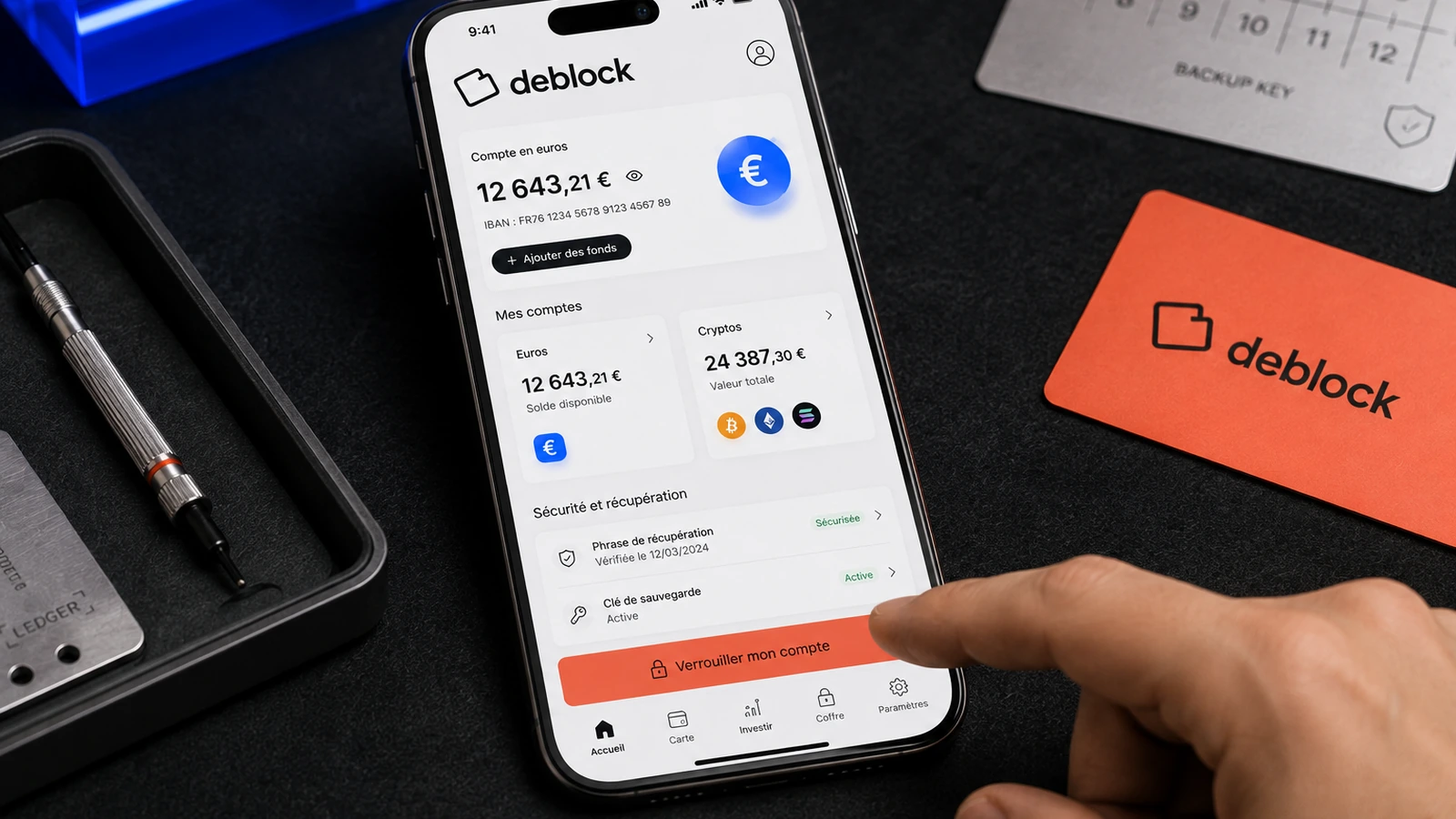 Smartphone Deblock affichant la phrase de récupération et le verrouillage du compte sur un banc de self-custody