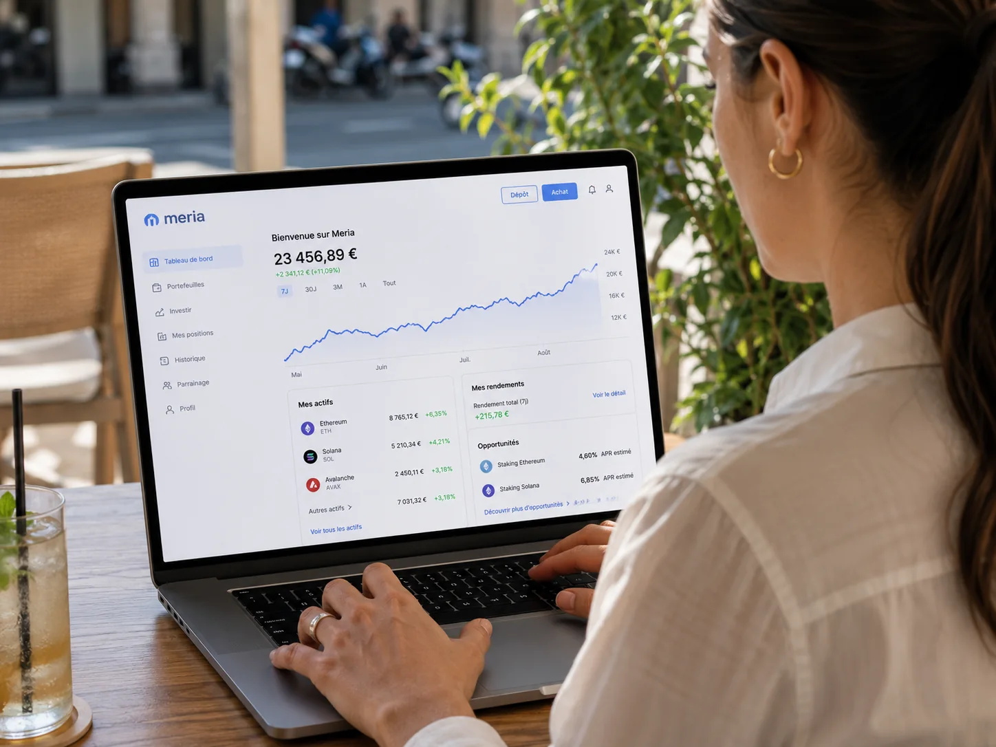 Tablette affichant le tableau de bord Meria et sa vue d’ensemble du staking