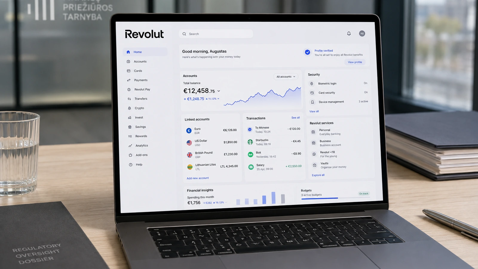 Ordinateur portable montrant le tableau de bord Revolut et ses réglages de sécurité