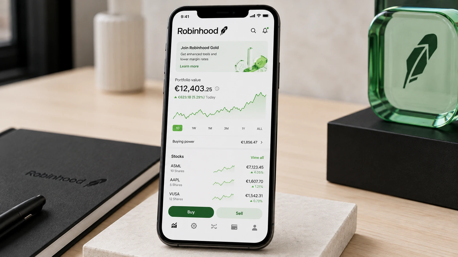 Smartphone Robinhood affichant la valeur du portefeuille et le suivi des positions, en studio produit