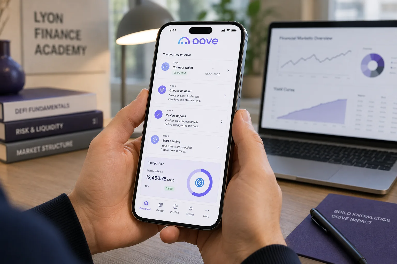 Smartphone tenu à deux mains montrant le parcours de dépôt Aave, vu par-dessus l’épaule dans un studio de formation