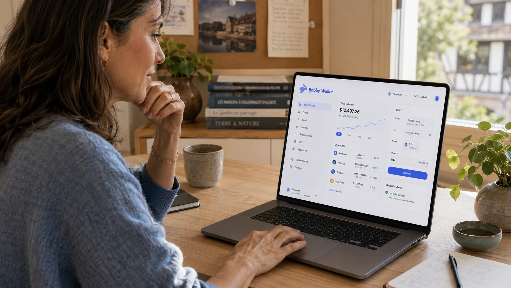 Femme consultant Rabby Wallet sur un ordinateur portable dans un bureau lumineux