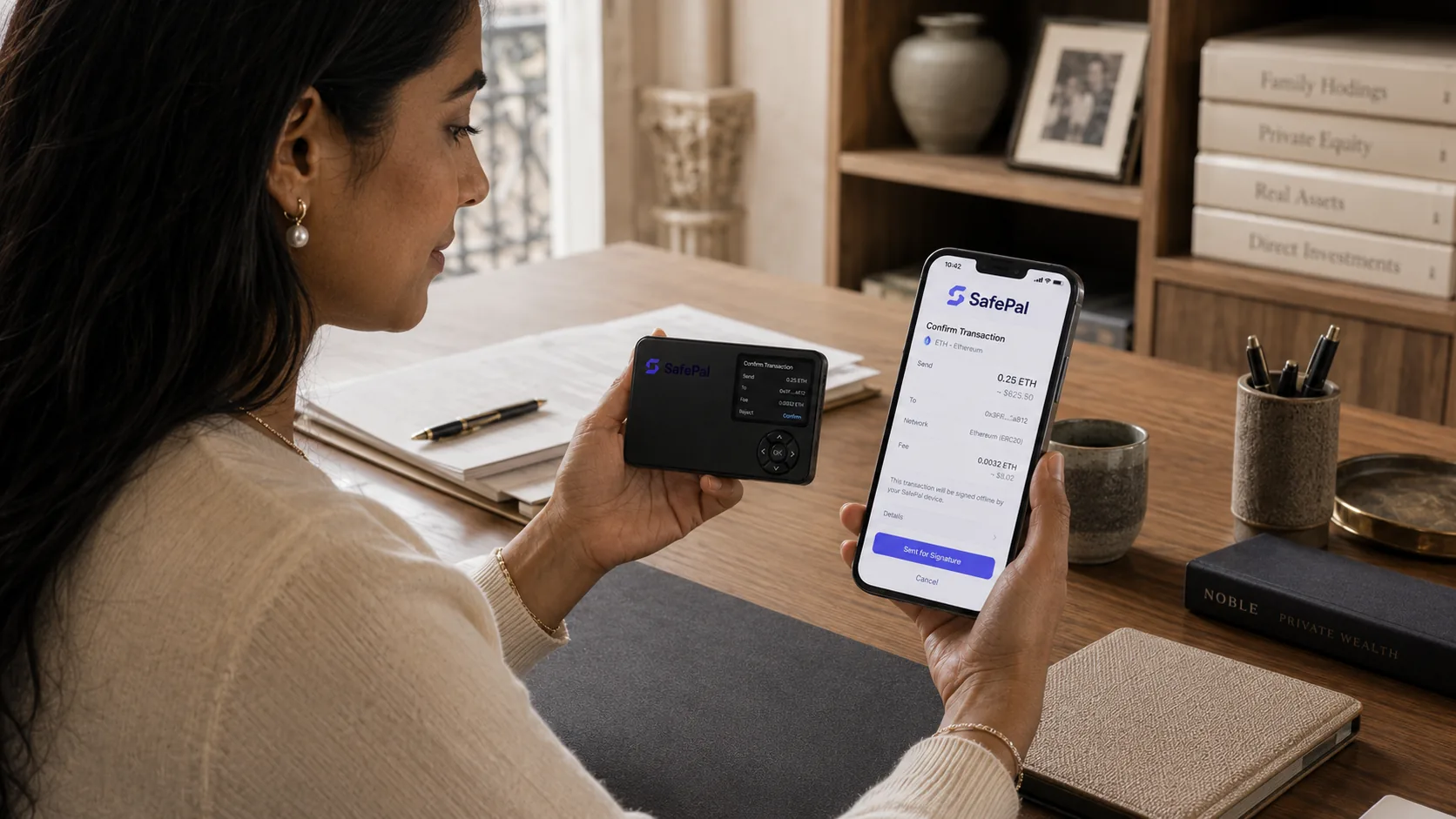 Femme confirmant une opération entre un appareil SafePal et un smartphone
